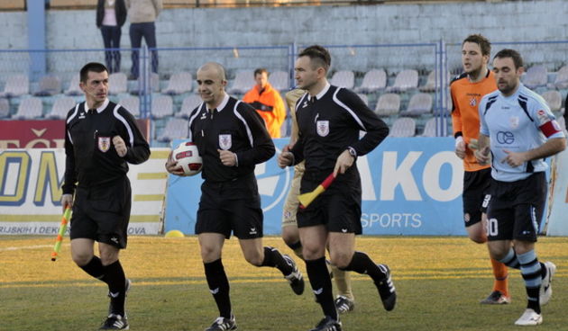 Vinkovci, 120311. Nogometna utakmica 1.HNL, 21. kolo, izmedju NK Cibalia i NK Dinamo. Na fotografiji: sudac Bruno Maric (u sredini) s pomocnim sucima. Foto: Damir Glibusic / CROPIX