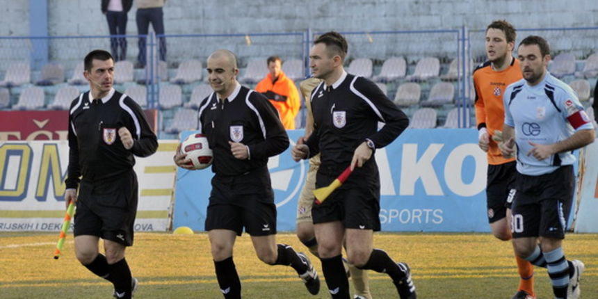 Vinkovci, 120311. Nogometna utakmica 1.HNL, 21. kolo, izmedju NK Cibalia i NK Dinamo. Na fotografiji: sudac Bruno Maric (u sredini) s pomocnim sucima. Foto: Damir Glibusic / CROPIX Vinkovci, 120311. Nogometna utakmica 1.HNL, 21. kolo, izmedju NK Cibalia i NK Dinamo. Na fotografiji: sudac Bruno Maric (u sredini) s pomocnim sucima. Foto: Damir Glibusic / CROPIX