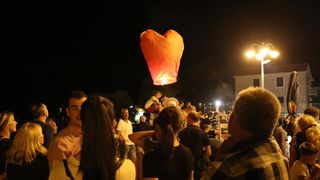 U Vodicama pušteni lampioni za tragično stradale vatrogasce na Kornatima U Vodicama pušteni lampioni za tragično stradale vatrogasce na Kornatima