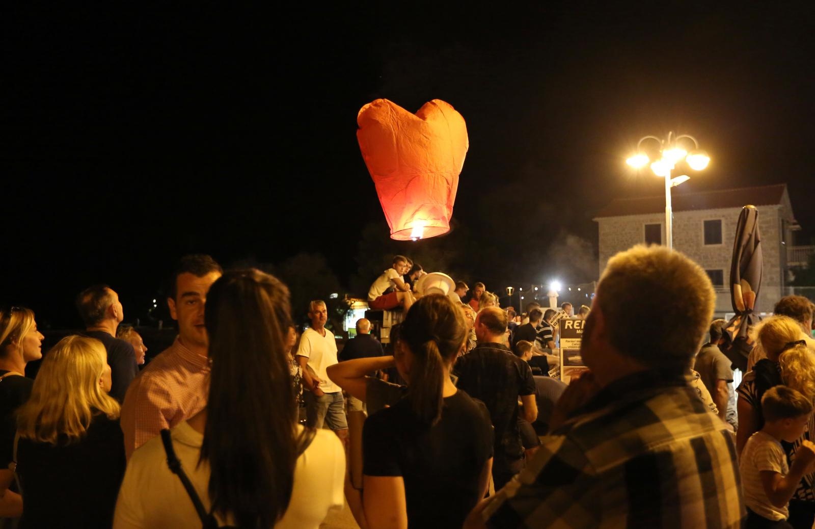 U Vodicama pušteni lampioni za tragično stradale vatrogasce na Kornatima U Vodicama pušteni lampioni za tragično stradale vatrogasce na Kornatima