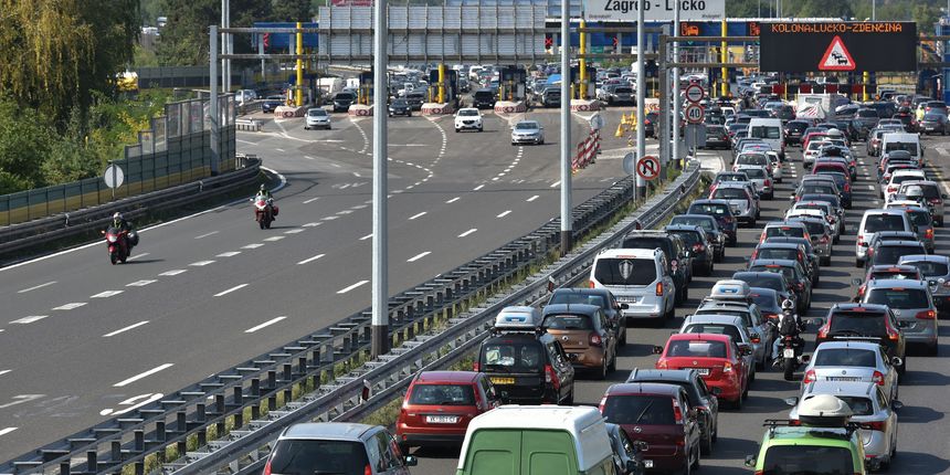 Gužva na naplatnoj postaji Lučko zbog masovnog odlaska turista na Jadransku obalu Gužva na naplatnoj postaji Lučko zbog masovnog odlaska turista na Jadransku obalu