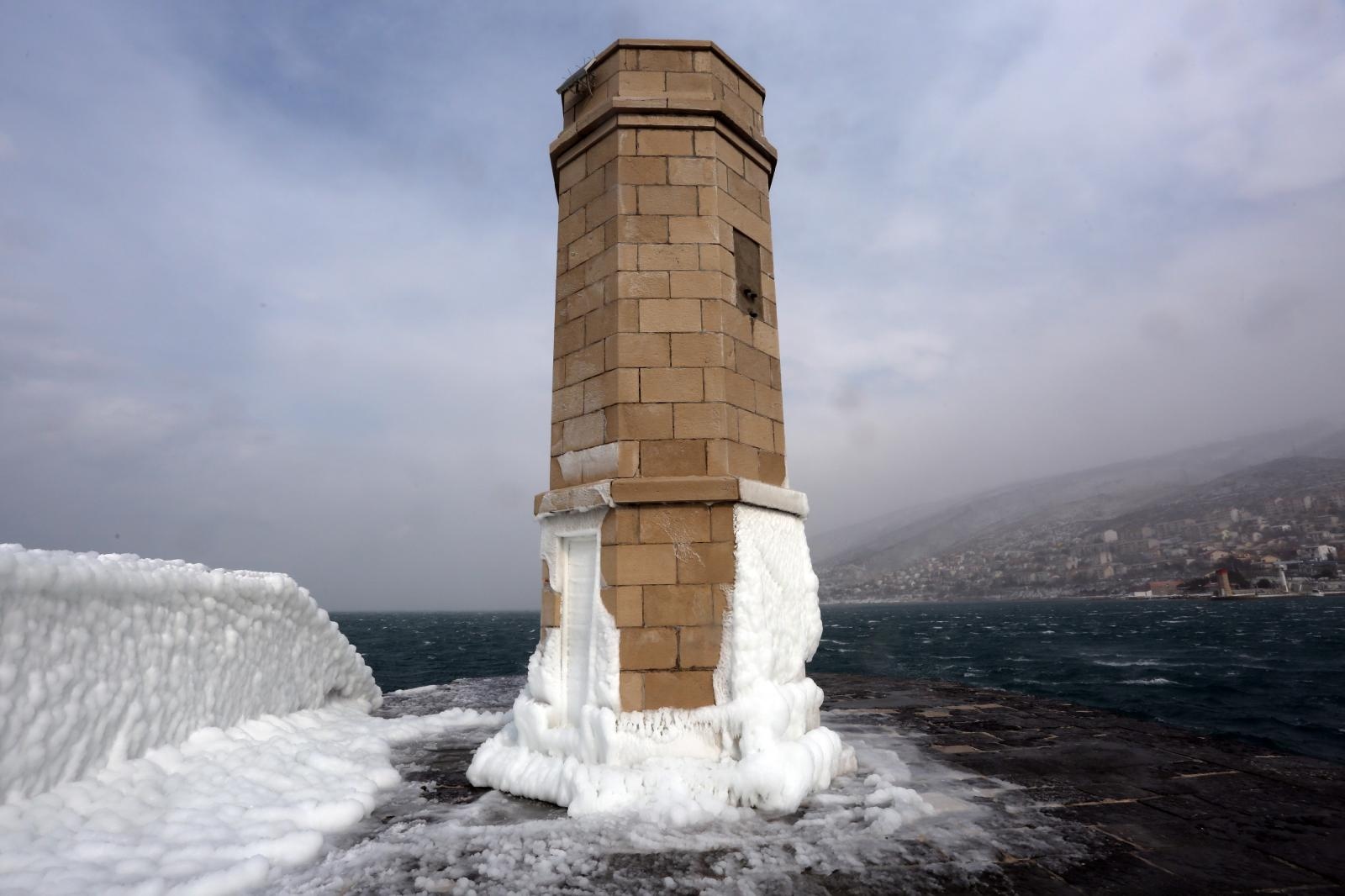 Zaleđeno more i čudesne ledene skulpture na senjskoj rivi