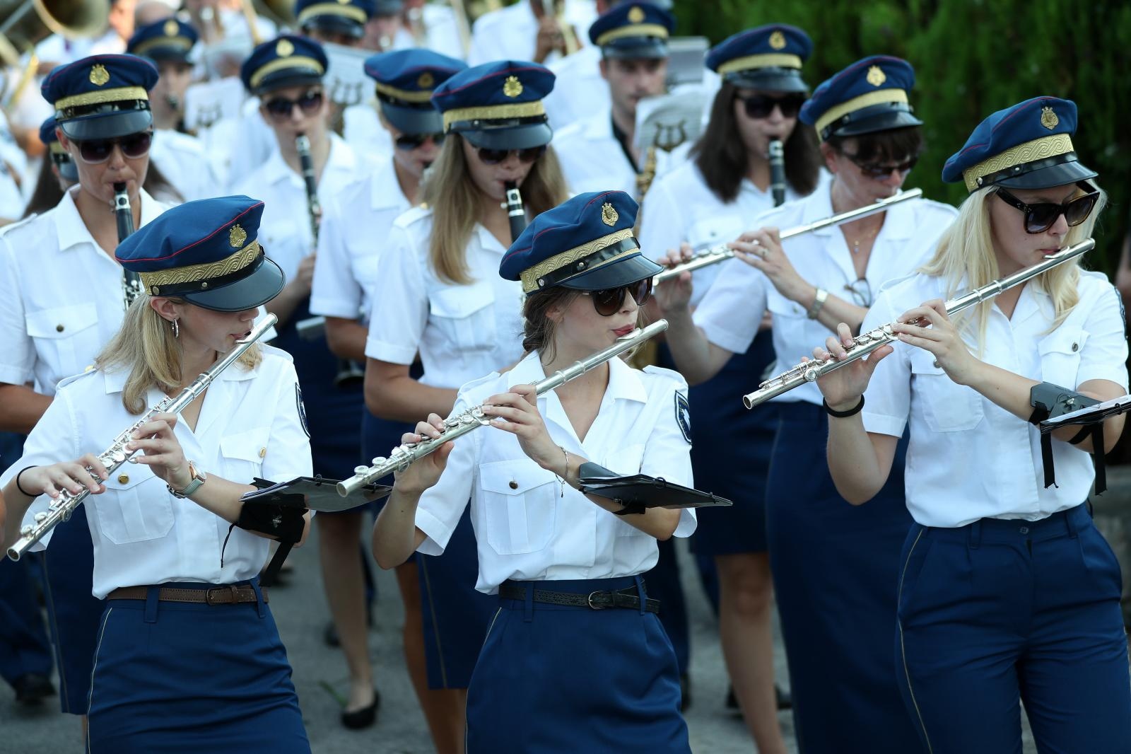 Posljednji ispraćaj Olivera Dragojevića na groblju Sveti Roko u Veloj Luci Posljednji ispraćaj Olivera Dragojevića na groblju Sveti Roko u Veloj Luci