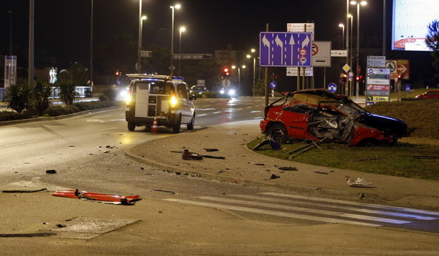 Zadar, 140311.
U Zagrebackoj ulici na Bulevaru u Zadru veceras se dogodila teska prometna nesreca. Ocevid je u tijeku tako da pojedinosti o nesreci i putnicima nisu poznate.
Foto: Jure Miskovic / CROPIX