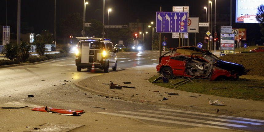 Zadar, 140311.
U Zagrebackoj ulici na Bulevaru u Zadru veceras se dogodila teska prometna nesreca. Ocevid je u tijeku tako da pojedinosti o nesreci i putnicima nisu poznate.
Foto: Jure Miskovic / CROPIX