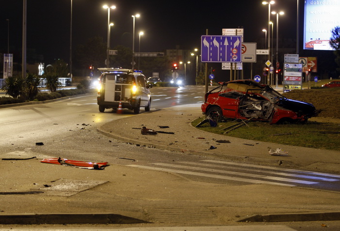 Zadar, 140311.
U Zagrebackoj ulici na Bulevaru u Zadru veceras se dogodila teska prometna nesreca. Ocevid je u tijeku tako da pojedinosti o nesreci i putnicima nisu poznate.
Foto: Jure Miskovic / CROPIX