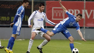 Varazdin, 080510.
Na gradskom stadionu u Varazdinu igra se 29. kolo prve HNL izmedju Varteksa i Zadra.
Na slici: Matija Smrekar, Ante Mitrovic i Josip Golubar.
Foto: Zeljko Hajdinjak / CROPIX