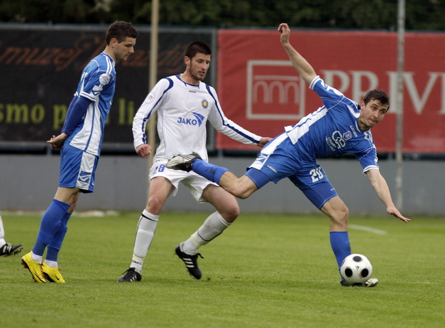 Varazdin, 080510.
Na gradskom stadionu u Varazdinu igra se 29. kolo prve HNL izmedju Varteksa i Zadra.
Na slici: Matija Smrekar, Ante Mitrovic i Josip Golubar.
Foto: Zeljko Hajdinjak / CROPIX