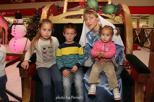 Sv. Luce razveselila mališane u Supernova centru, Foto: Iva Perinčić Sv. Luce razveselila mališane u Supernova centru, Foto: Iva Perinčić