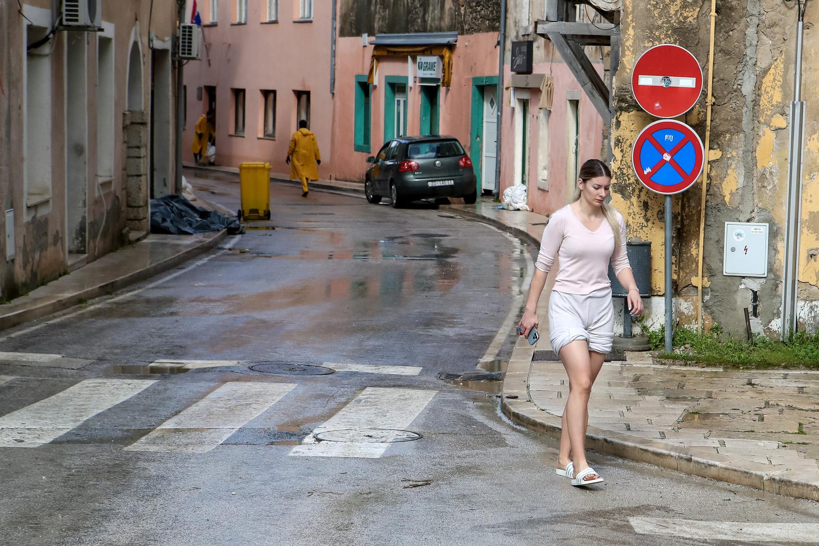 Obrovac: Poplava se polako povlači, stanovnici spašavaju stvari iz domova