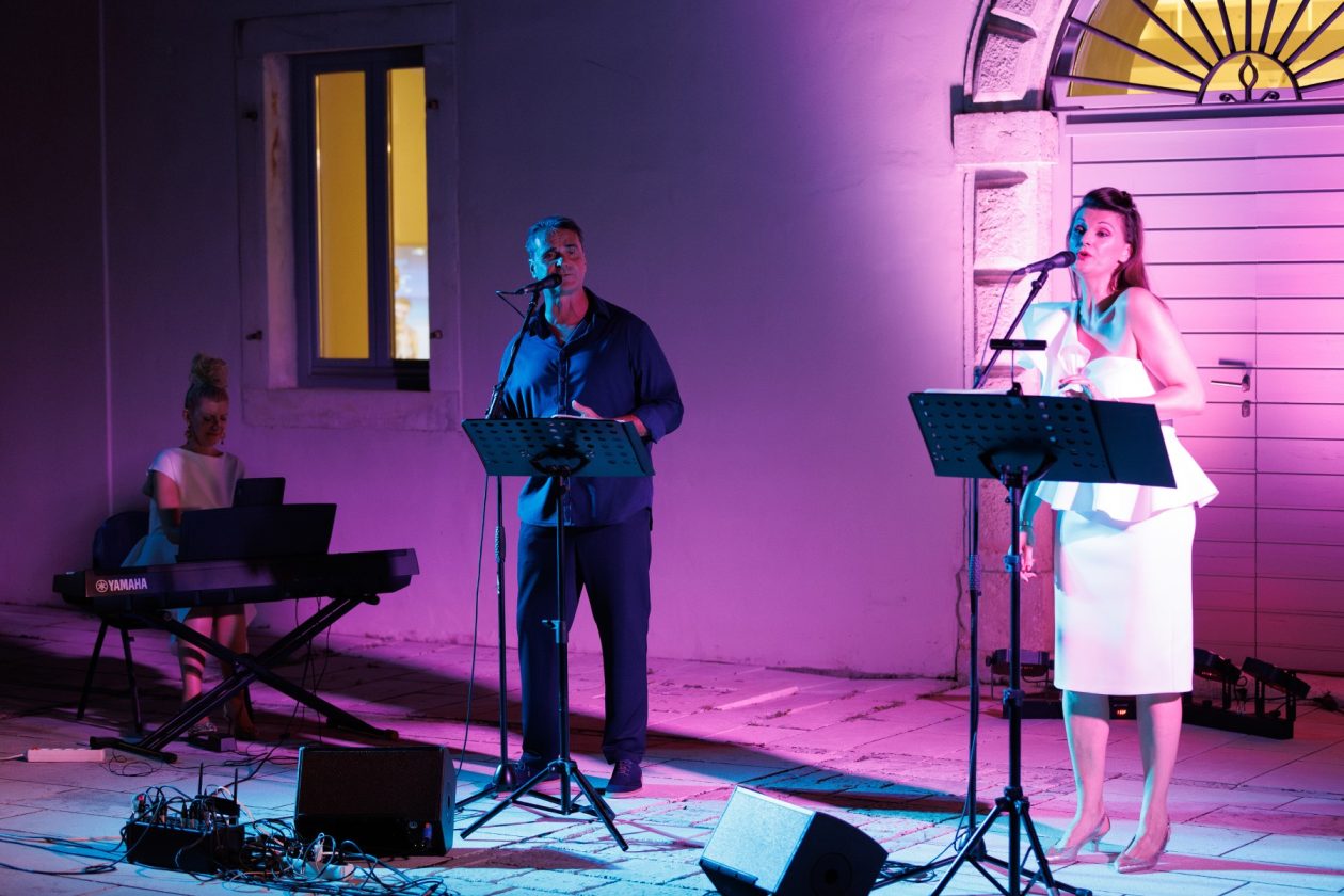 Večer evergreena u atriju palače Cedulin