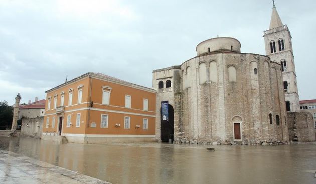 Opis  30.7.2014., Zadar – Obilna kisa opet je u potpunosti potopila anticki Forum. Poplava je zadavala glavobolje turistima koji su se pokusavali probiti do crkve sv.Donata. Photo: Dino Stanin/PIXSELL Autor  Dino Stanin/PIXSELL Ključne riječi  turizam, l
