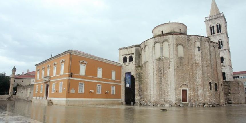 Opis 30.7.2014., Zadar – Obilna kisa opet je u potpunosti potopila anticki Forum. Poplava je zadavala glavobolje turistima koji su se pokusavali probiti do crkve sv.Donata. Photo: Dino Stanin/PIXSELL Autor Dino Stanin/PIXSELL Ključne riječi turizam, l Opis 30.7.2014., Zadar – Obilna kisa opet je u potpunosti potopila anticki Forum. Poplava je zadavala glavobolje turistima koji su se pokusavali probiti do crkve sv.Donata. Photo: Dino Stanin/PIXSELL Autor Dino Stanin/PIXSELL Ključne riječi turizam, l