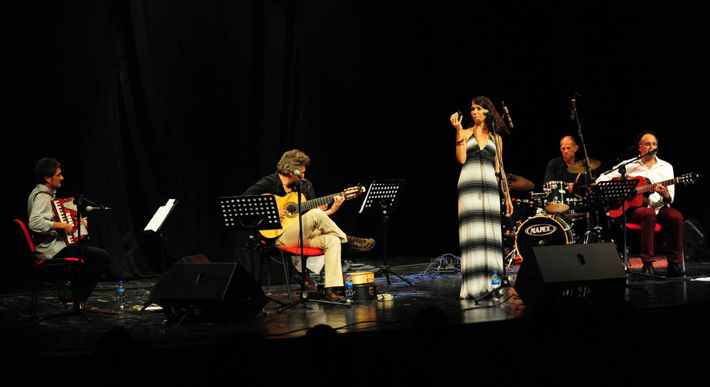 Zadar, .24.07.2012. snimio: Nenad Marčev
Brasil acoustic
Magda Mendes – vokal
Marcelo Godoy – vokal & akustična gitara
Nelson Latif – cavaquinho & akustična gitara
Gosti:
Renato Švorinić, bas,
Jadran Dučić Čićo, bubnjevi
Nebojša, ha Zadar, .24.07.2012. snimio: Nenad Marčev
Brasil acoustic
Magda Mendes – vokal
Marcelo Godoy – vokal & akustična gitara
Nelson Latif – cavaquinho & akustična gitara
Gosti:
Renato Švorinić, bas,
Jadran Dučić Čićo, bubnjevi
Nebojša, ha