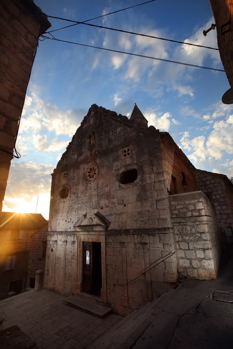 Vis 210812.
Otok Vis jedan je od najudaljenijih hrvatskih otoka koji broji nesto manje od 3 i pol tisuce stanovnika.No u vrijeme turisticke sezone otok postaje omiljena destinacija turistima od kojih je tradicionalno u kolovozu najvise Talijana.Vis ima bo