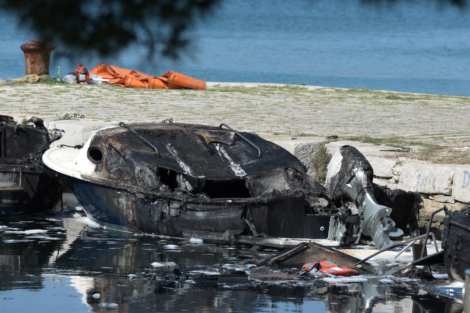 Sv. Filip i Jakov: Požar zahvatio brodice u luci od kojih su tri potonule