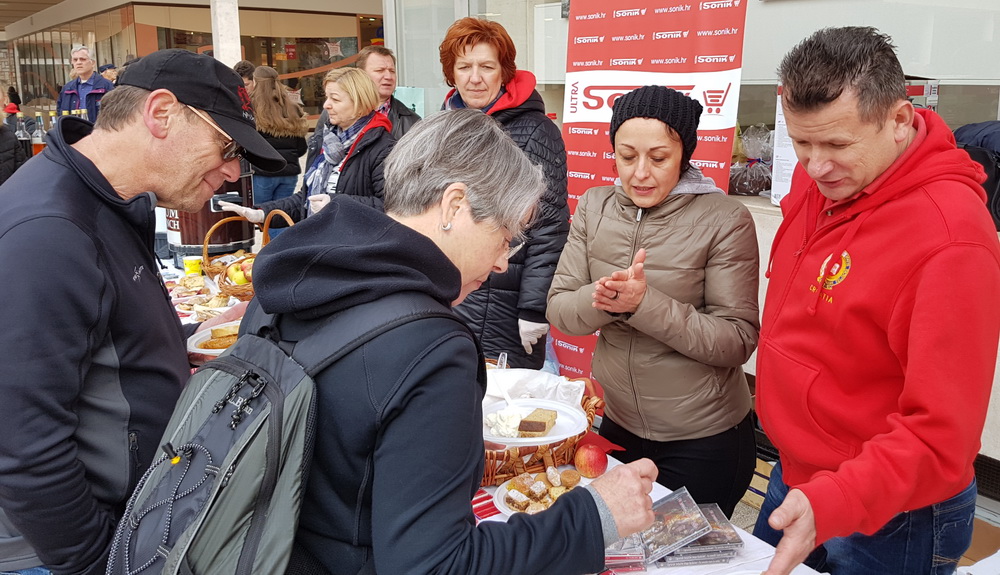 Turopoljsko srce srcu Zadra: Buševačke delicije i folklorni program na Forumu