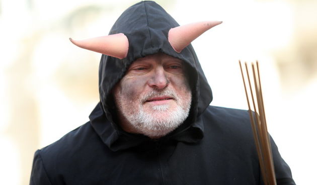 Zadar, 061212.
Sv. Nikola jutros je sa svojom zapregom prosao Kalelargom, Forumom i Narodnim trgom, te je najmladjima dijelio bombone uz pratnju neizostavnog zlocestog Krampusa. Na odlasku, Sveti Nikola najavio je i skori dolazak Svete Luce i to vec sljed