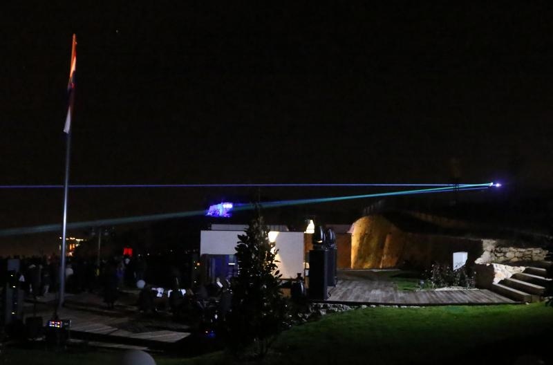 Sibenik – U noci muzeja u Sibeniku svecano je otvorena uredjena tvrdjava Barone. Cestitku za otvaranje uputio je i Jaksa Puljiz, zamjenik ministra regionalnog razvoja i fondova Europske unije. Svjetlosna igra laserskih zraka simbolicno je povezala tvrdjav Sibenik – U noci muzeja u Sibeniku svecano je otvorena uredjena tvrdjava Barone. Cestitku za otvaranje uputio je i Jaksa Puljiz, zamjenik ministra regionalnog razvoja i fondova Europske unije. Svjetlosna igra laserskih zraka simbolicno je povezala tvrdjav