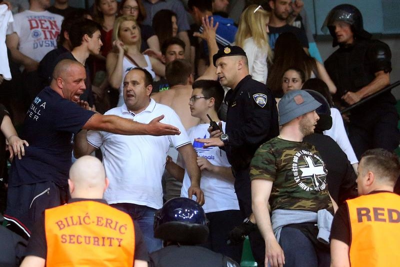 Intervencija policije na tribini s navijačima Zadra na utakmici Cibone i Zadra (80-71). Photo: Goran Stanzl/PIXSELL Intervencija policije na tribini s navijačima Zadra na utakmici Cibone i Zadra (80-71). Photo: Goran Stanzl/PIXSELL