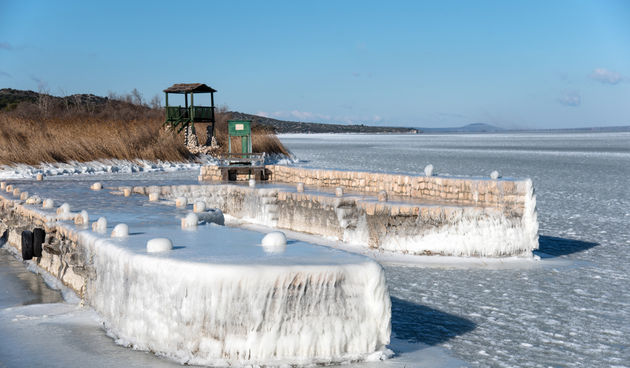 Debeli minusi i orkanska bura zaledili Vransko jezero