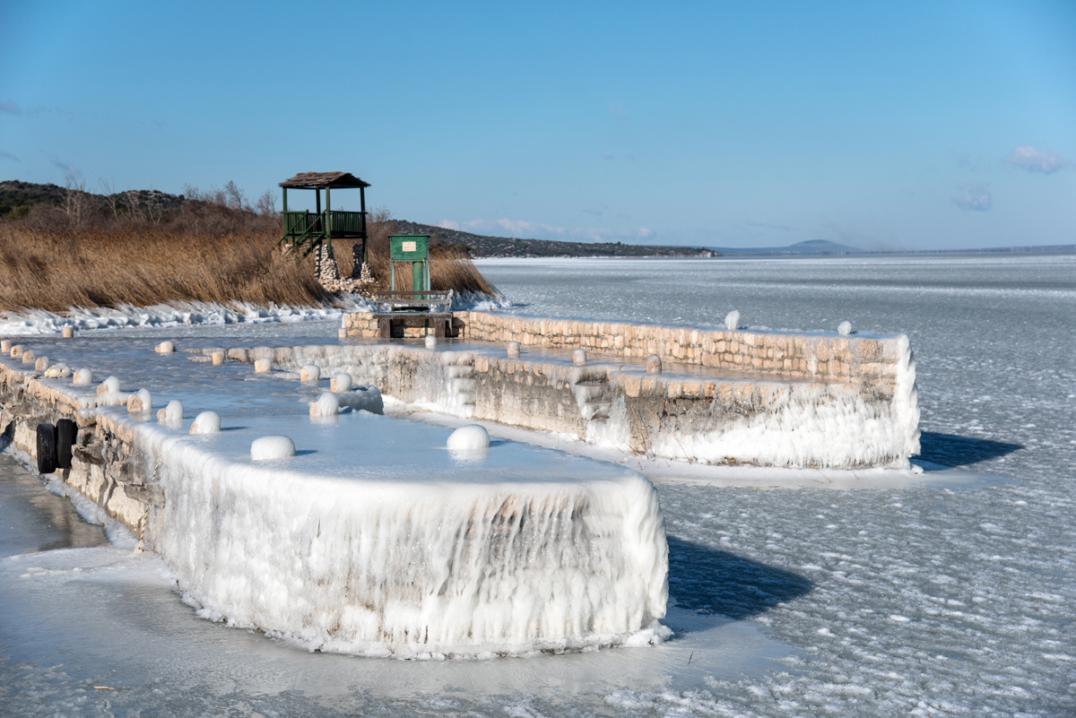 Debeli minusi i orkanska bura zaledili Vransko jezero Debeli minusi i orkanska bura zaledili Vransko jezero