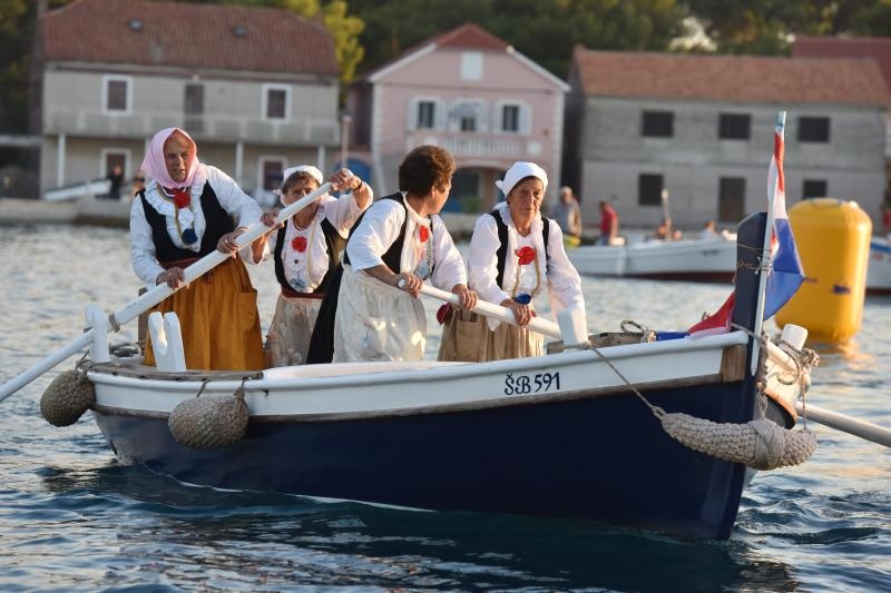 Tradicionalna ženska regata gajeta na vesla u Krapnju
