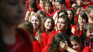 Zadar, 300711.
Nakon odgode zbog losih vremenskih uvjeta prosle subote, danas se na zadarskoj rivi odrzao peti milenijski skok, jedan od  prepoznatljivih zadarskih brendova posljednjih godina.
Foto: Jure Miskovic / CROPIX