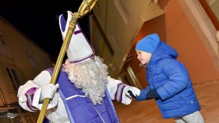 Sv. Nikola s Krampusom i Vilenjakom zabavljao djecu od Kampo Kaštela do Trga Petra Zoranića Sv. Nikola s Krampusom i Vilenjakom zabavljao djecu od Kampo Kaštela do Trga Petra Zoranića