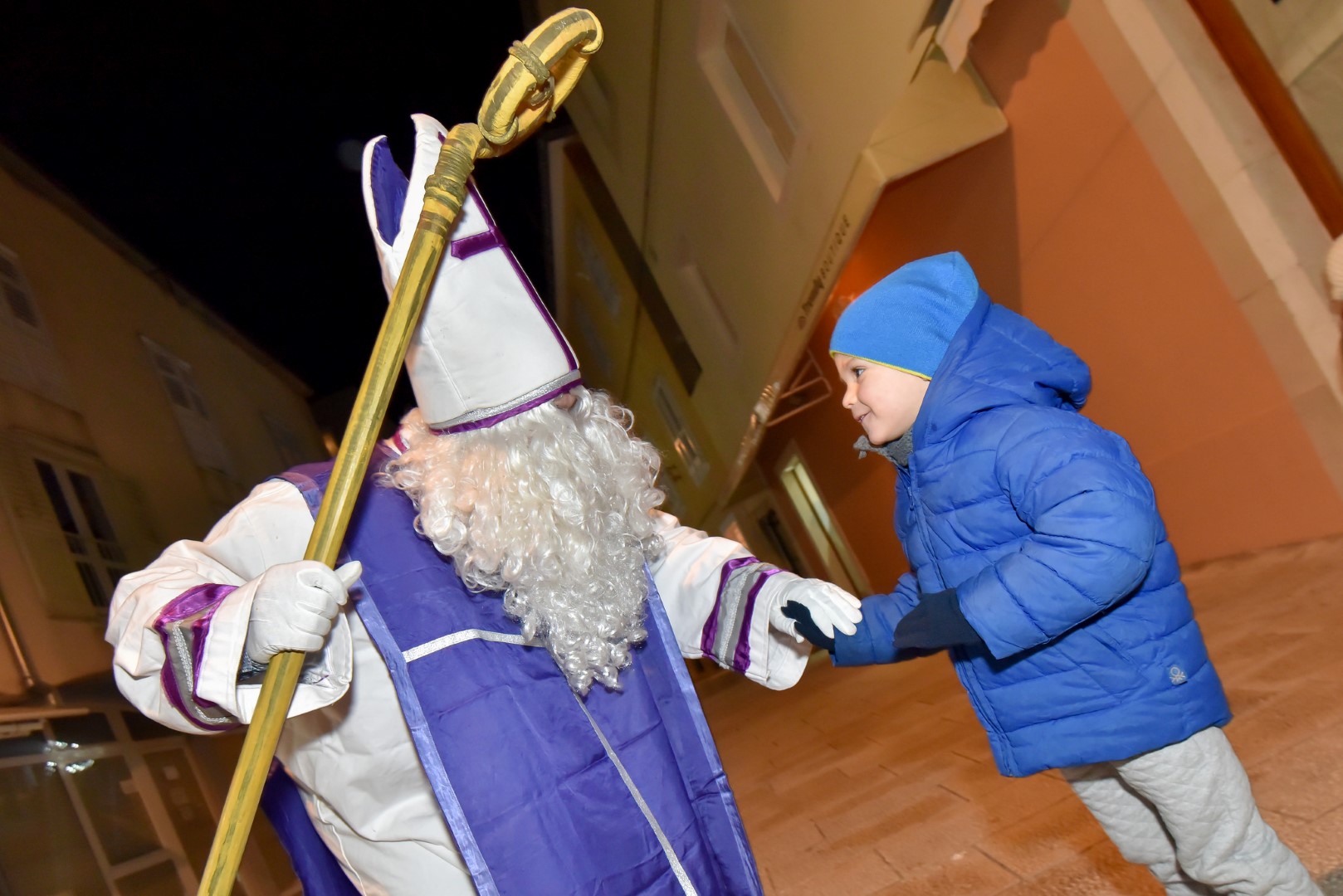 Sv. Nikola s Krampusom i Vilenjakom zabavljao djecu od Kampo Kaštela do Trga Petra Zoranića Sv. Nikola s Krampusom i Vilenjakom zabavljao djecu od Kampo Kaštela do Trga Petra Zoranića