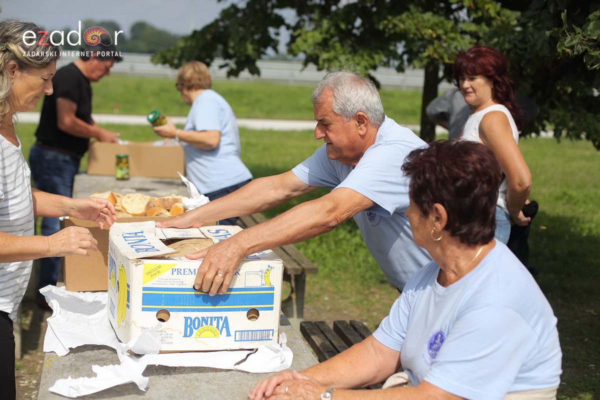 Bibinjci gradišćanskim Hrvatima darovali 1.82 metara visok kip sv. Roka Bibinjci gradišćanskim Hrvatima darovali 1.82 metara visok kip sv. Roka