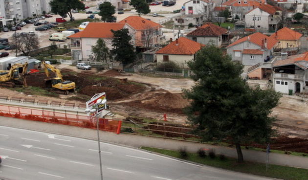 Zadar, 110210. Na raskrizju ulica Ante Starcevica (popularno zvanu Bulevar) i Ulice Petra Skoke, zapocela je izgradnja benzinske crpke Ri Petrol u vlasnistvu rijeckoga poduzetnika Joze Kalema. Pocetak radova izazvao je buru nezadovoljstva okolnih stanara