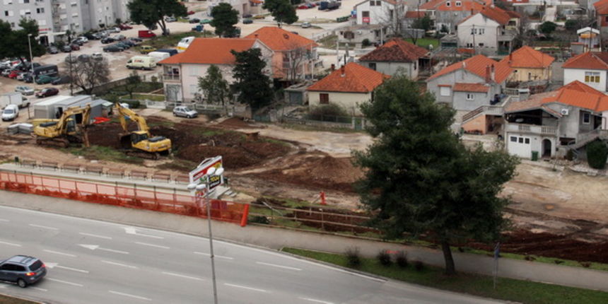 Zadar, 110210. Na raskrizju ulica Ante Starcevica (popularno zvanu Bulevar) i Ulice Petra Skoke, zapocela je izgradnja benzinske crpke Ri Petrol u vlasnistvu rijeckoga poduzetnika Joze Kalema. Pocetak radova izazvao je buru nezadovoljstva okolnih stanara Zadar, 110210. Na raskrizju ulica Ante Starcevica (popularno zvanu Bulevar) i Ulice Petra Skoke, zapocela je izgradnja benzinske crpke Ri Petrol u vlasnistvu rijeckoga poduzetnika Joze Kalema. Pocetak radova izazvao je buru nezadovoljstva okolnih stanara