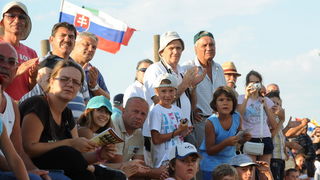 Zadar, 200811.
U Polaci na hipodromu Ravni kotari odrzane su 
14. Medjunarodne galopske konjicke utrke “Oluja 95”. 
Na slici: posjetitelji.
Foto: Andrija Lucic / CROPIX