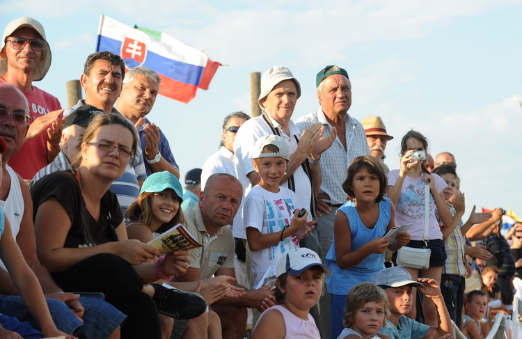 Zadar, 200811.
U Polaci na hipodromu Ravni kotari odrzane su 
14. Medjunarodne galopske konjicke utrke “Oluja 95”. 
Na slici: posjetitelji.
Foto: Andrija Lucic / CROPIX