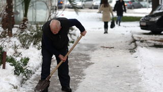 Zadar, 060212.
Iako je snjeg stao padati prije dva dana Zadar je jos uvijek pod bijelim pokrivacem, a niske temperature stvorile su poledicu.Sve glavne prometnice su ociscene osim onih prilaznih koje bi gradjani trebali sami ocistiti, rijetki su oni koji Zadar, 060212.
Iako je snjeg stao padati prije dva dana Zadar je jos uvijek pod bijelim pokrivacem, a niske temperature stvorile su poledicu.Sve glavne prometnice su ociscene osim onih prilaznih koje bi gradjani trebali sami ocistiti, rijetki su oni koji