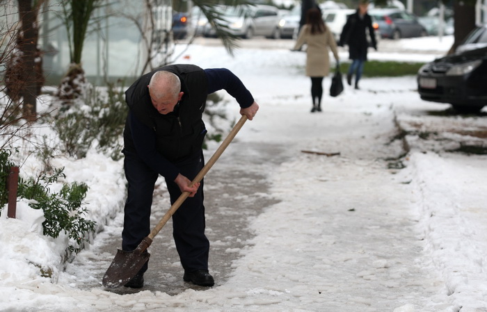 Zadar, 060212.
Iako je snjeg stao padati prije dva dana Zadar je jos uvijek pod bijelim pokrivacem, a niske temperature stvorile su poledicu.Sve glavne prometnice su ociscene osim onih prilaznih koje bi gradjani trebali sami ocistiti, rijetki su oni koji Zadar, 060212.
Iako je snjeg stao padati prije dva dana Zadar je jos uvijek pod bijelim pokrivacem, a niske temperature stvorile su poledicu.Sve glavne prometnice su ociscene osim onih prilaznih koje bi gradjani trebali sami ocistiti, rijetki su oni koji
