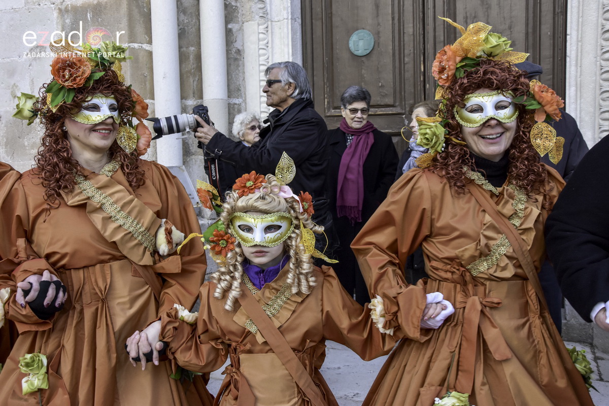 Paški zimski karneval 2018: Karnevalska povorka prošla ulicama grada do Pijace