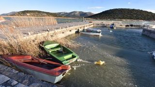 Zaledilo Vransko jezero u lučici na Prosici