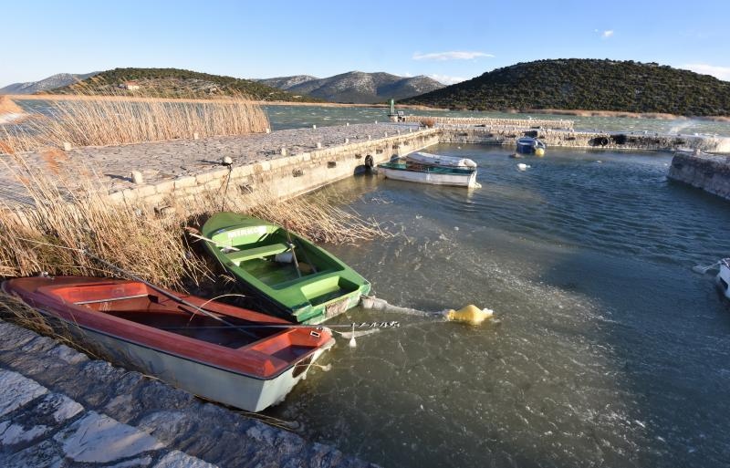 Zaledilo Vransko jezero u lučici na Prosici