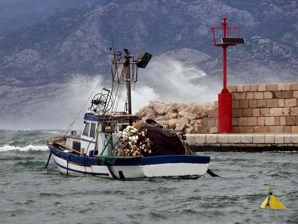 Olujna bura u Ražancu 15. srpnja 2016. Foto:Leo Kvarantan Olujna bura u Ražancu 15. srpnja 2016. Foto:Leo Kvarantan