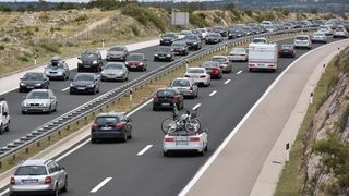 Zbog orkanske bure promet autocestom A1 odvija se otežano. Photo: Dino Stanin/PIXSELL