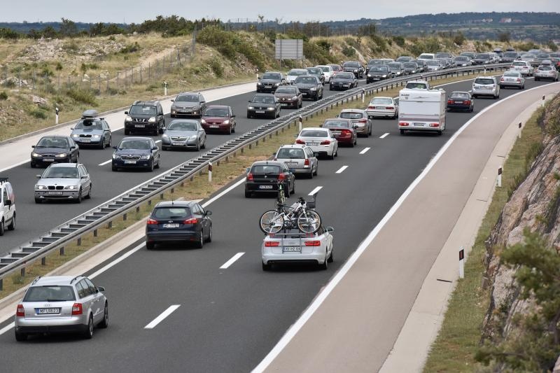 Zbog orkanske bure promet autocestom A1 odvija se otežano. Photo: Dino Stanin/PIXSELL