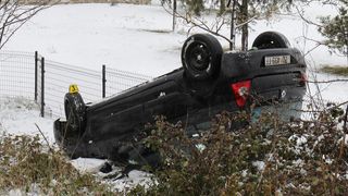 Vozač ozlijeđen prilikom slijetanja s ceste i prevrtanja na krov