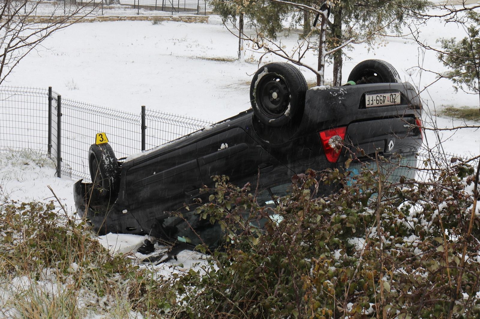 Vozač ozlijeđen prilikom slijetanja s ceste i prevrtanja na krov