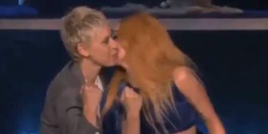 Uzbuđena Ellen poljubila Lady GaGu, foto: 24sata.hr Uzbuđena Ellen poljubila Lady GaGu, foto: 24sata.hr