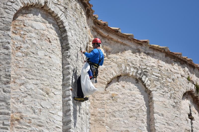 Alpinisti čiste crkvu sv. Donata od korova u redovitom održavanju pred početak turističke sezone. Foto: Dino Stanin/PIXSELL Alpinisti čiste crkvu sv. Donata od korova u redovitom održavanju pred početak turističke sezone. Foto: Dino Stanin/PIXSELL
