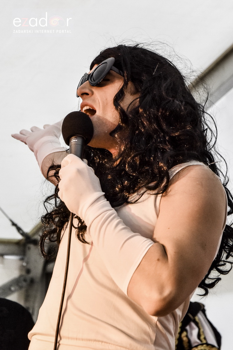 Paški zimski karneval 2018: Karnevalska povorka prošla ulicama grada do Pijace