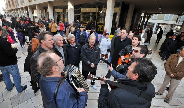 Zadar, 010213.
Grad Zadar i Djecji vrtic Latica, u suradnji s brojnim zadarskim ugostiteljima i Udruzenjem obrtnika, organizirali su bakalarijadu na Kalelargi. 
Gradjani su imali priliku degustirati bakalar po simbolicnoj cijeni od 10 kn za porciju, a sav
