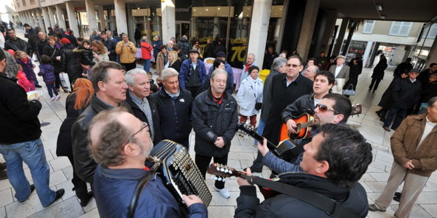 Zadar, 010213.
Grad Zadar i Djecji vrtic Latica, u suradnji s brojnim zadarskim ugostiteljima i Udruzenjem obrtnika, organizirali su bakalarijadu na Kalelargi.
Gradjani su imali priliku degustirati bakalar po simbolicnoj cijeni od 10 kn za porciju, a sav Zadar, 010213.
Grad Zadar i Djecji vrtic Latica, u suradnji s brojnim zadarskim ugostiteljima i Udruzenjem obrtnika, organizirali su bakalarijadu na Kalelargi.
Gradjani su imali priliku degustirati bakalar po simbolicnoj cijeni od 10 kn za porciju, a sav